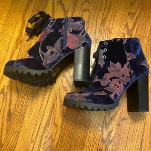 CALL IT SPRING HEEL CHUNKY BOOT FLOWER PRINT 8.5